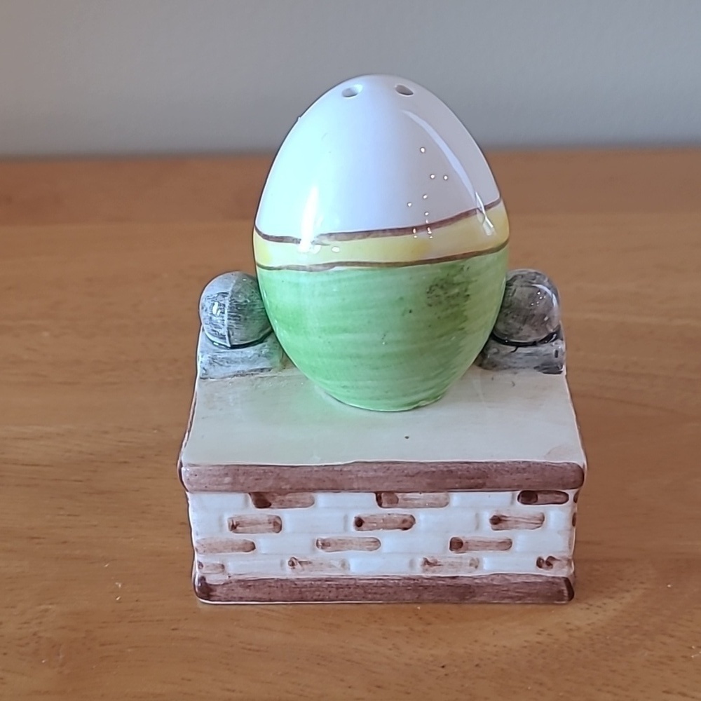 VINTAGE Ceramic Humpty Dumpty Egg Sitting On A Wall Salt And Pepper Shaker Set - Picture 3 of 16
